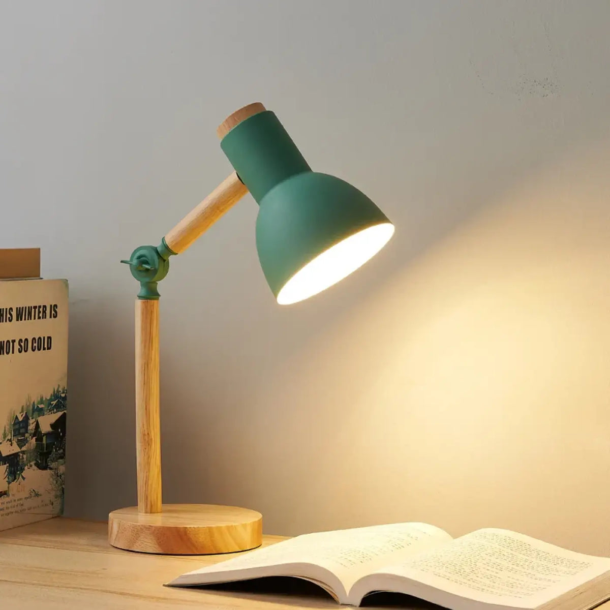 Lampe de table lily en vert mat avec base en bois et bras articulé alliant esthétique bureau scandinave décoratif