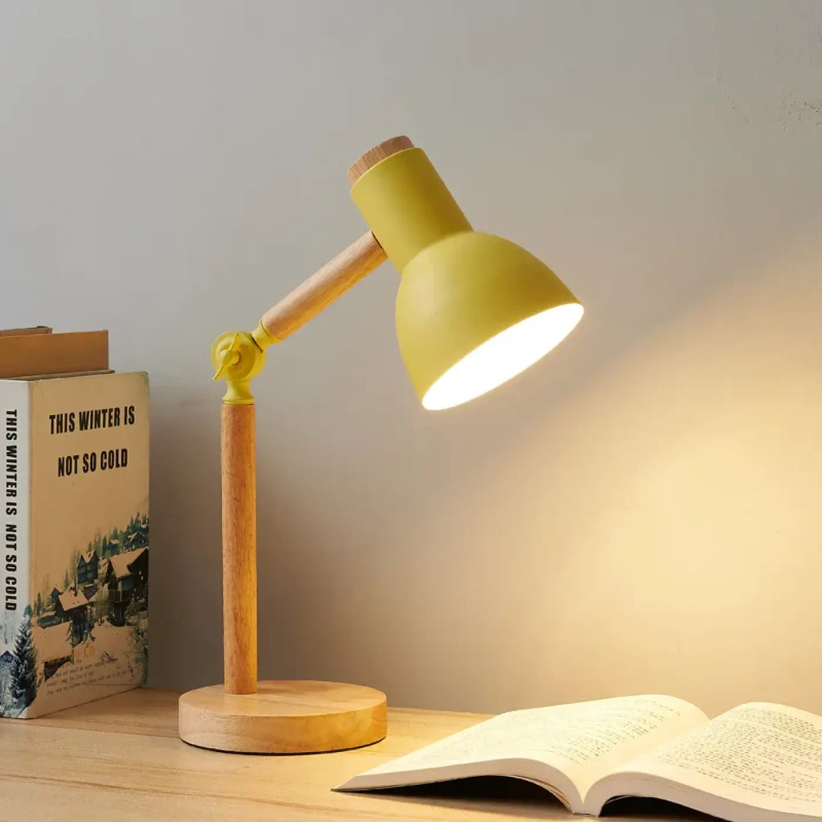 Lampe de table lily en métal jaune chaleureux avec base en bois et bras articulé allie esthétique et bureau scandinave