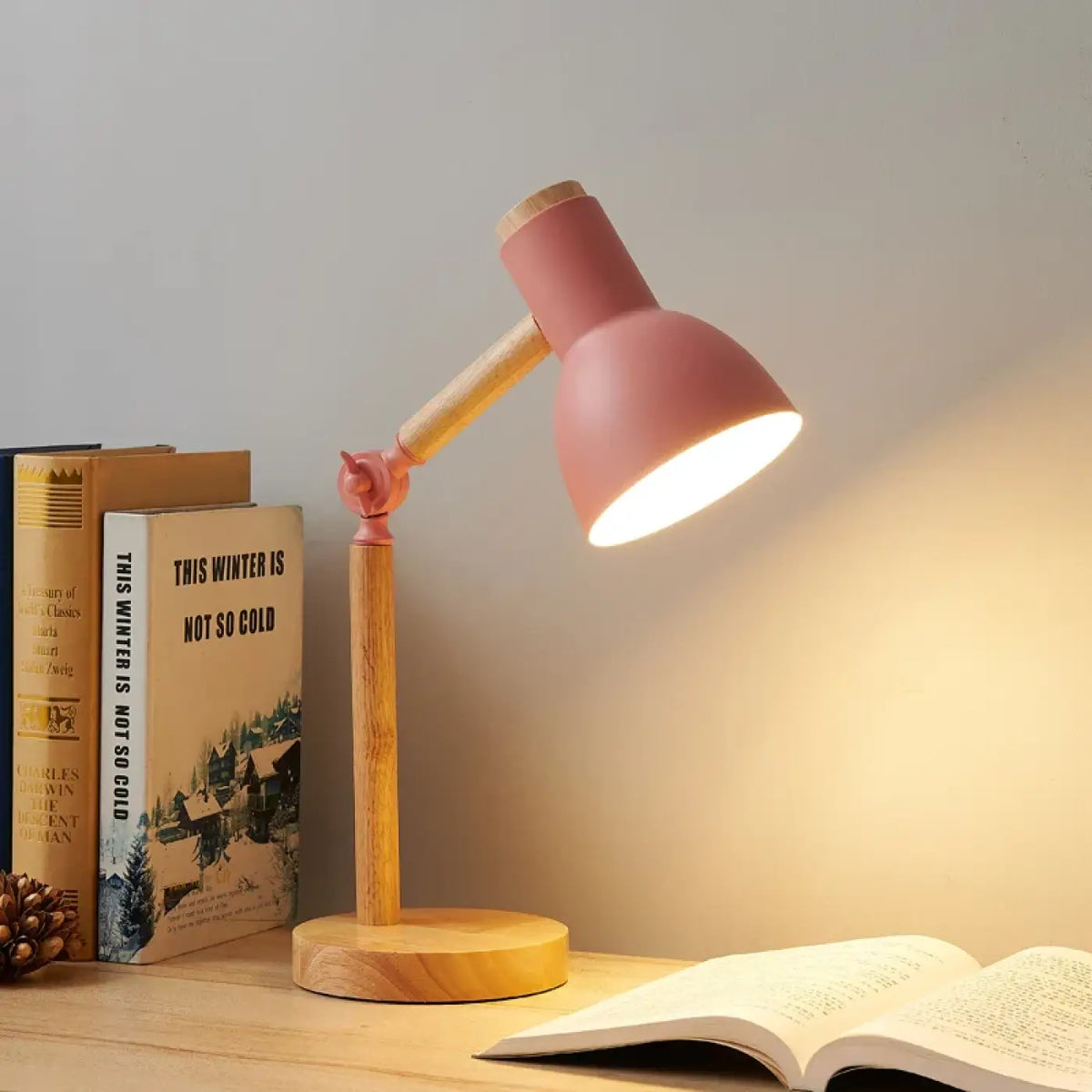 Lampe de table Lily en métal rose avec base en bois et bras articulé idéale pour bureau scandinave et objet décoratif