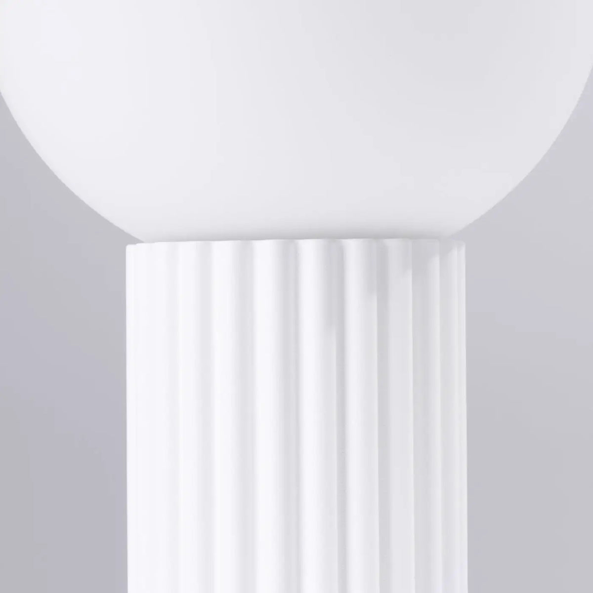 Lampe a poser halo blanc avec globe en verre laiteux et base colonnaire striée pour une réponse aux besoins en couleurs riche