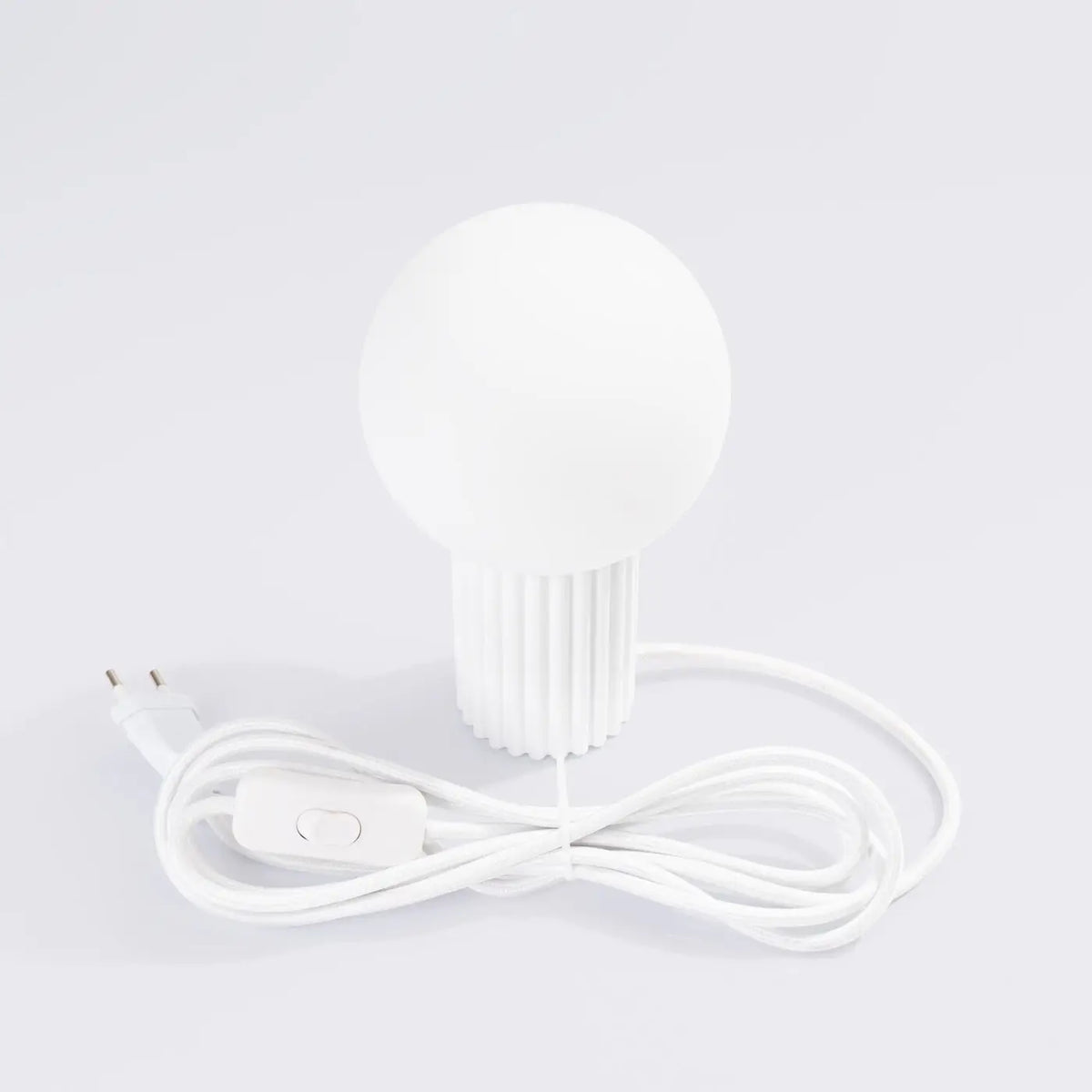 Lampe a poser halo blanc en verre laiteux avec base côtelée et cordon assorti pour réponse aux besoins décoration