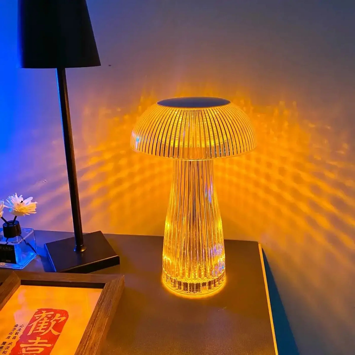 Lampe de table strilia design champignon aux reflets ambre avec base noire élégante et abat-jour translucide côtelé