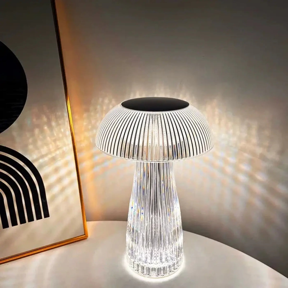 Lampe de table strilia en verre clair nervuré champignon aux reflets avec un dessus noir pour un design champignon aux élégant
