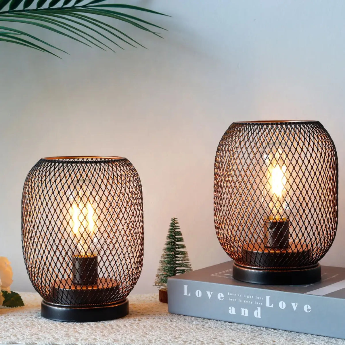 Lampe de table makara avec deux lampes à cage en mesh noir et ampoules à filament chaud, idéale comme candle holders decor features