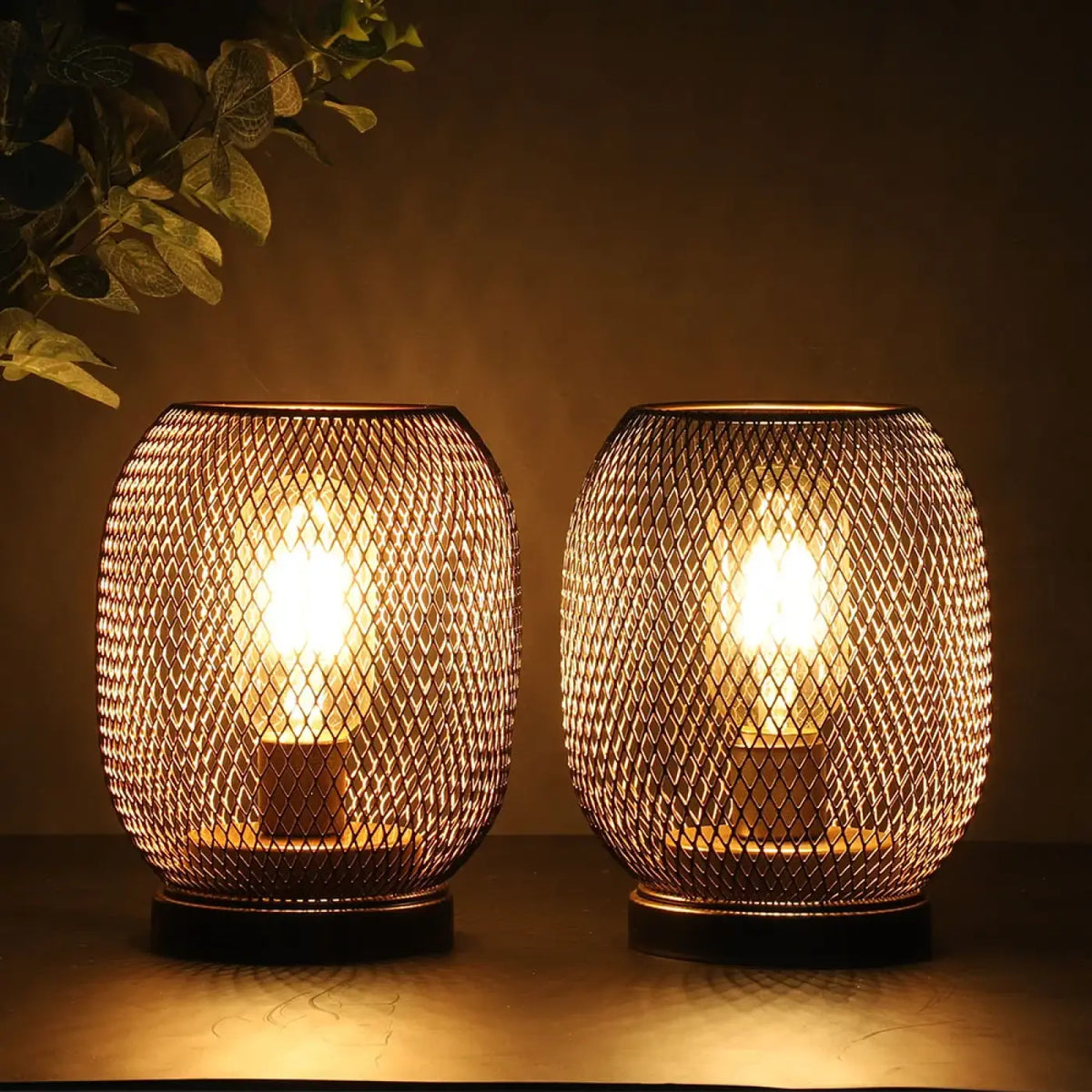 Lampe de table makara avec cage en métal tressé et ampoules à filament, parfaite comme décor et candle holders features