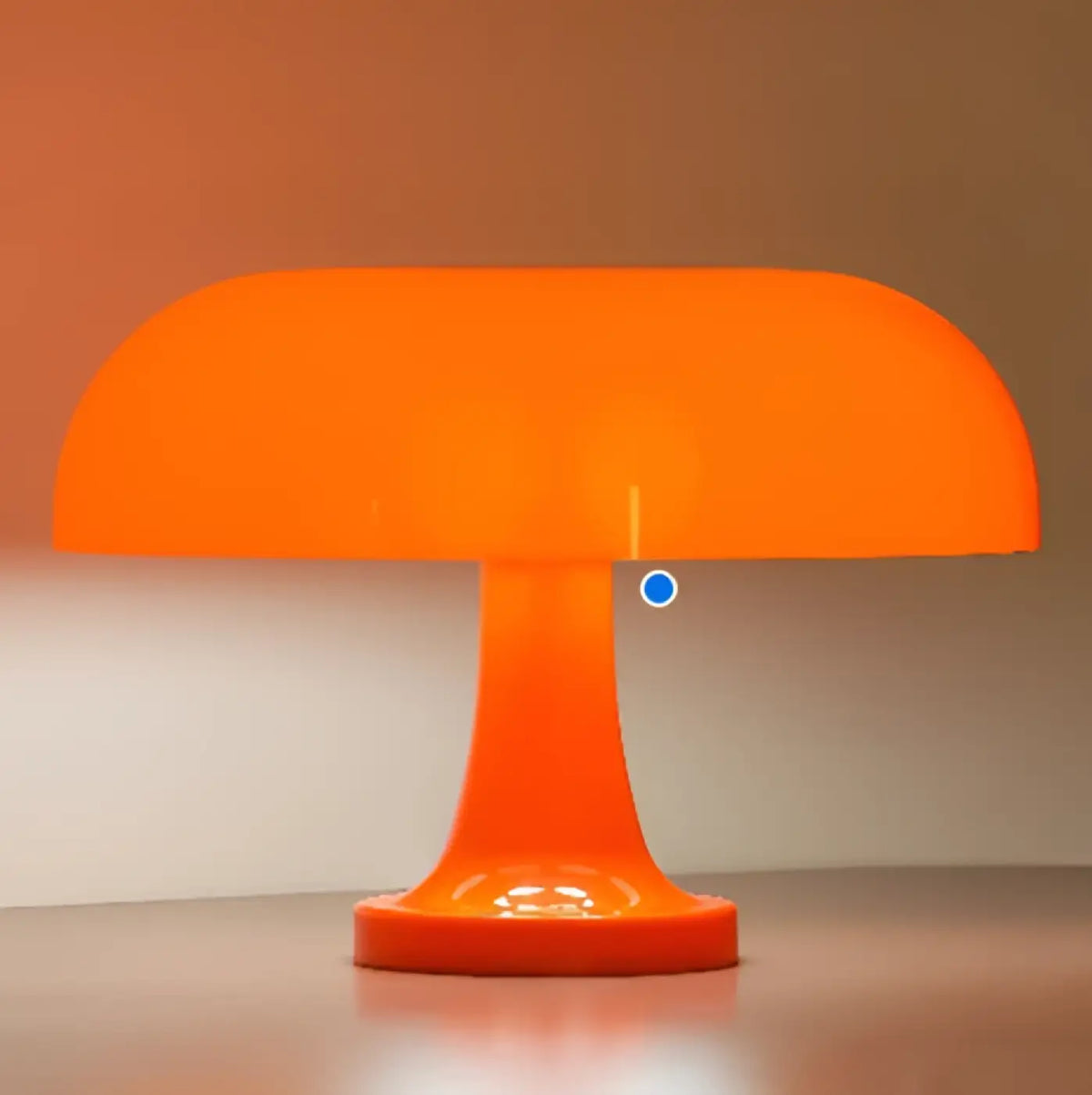 Lampe de table feno en forme de champignon orange vif avec finition plastique lisse et lumière chaude sont-elles incluses piles sont-elles nécessaires