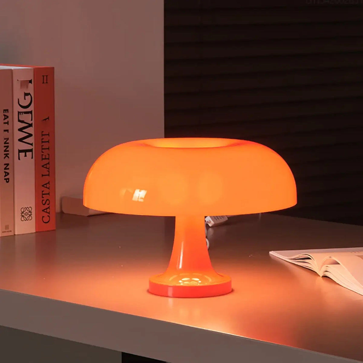 Lampe de table feno en forme de champignon orange et translucide avec lumière chaude piles sont-elles incluses