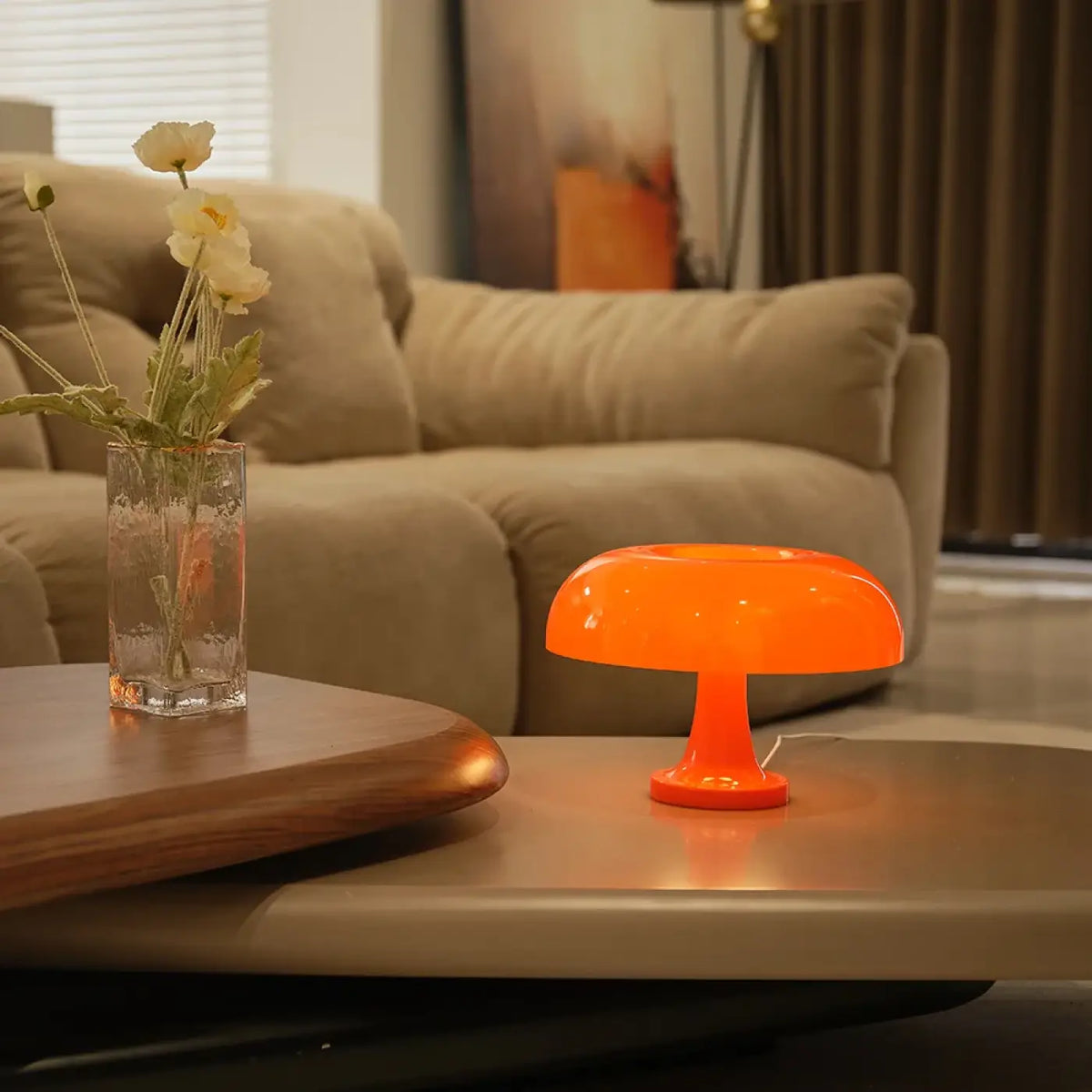 Lampe de table fenO en forme de champignon orange vif avec finition plastique brillante et lumière chaude intégrée