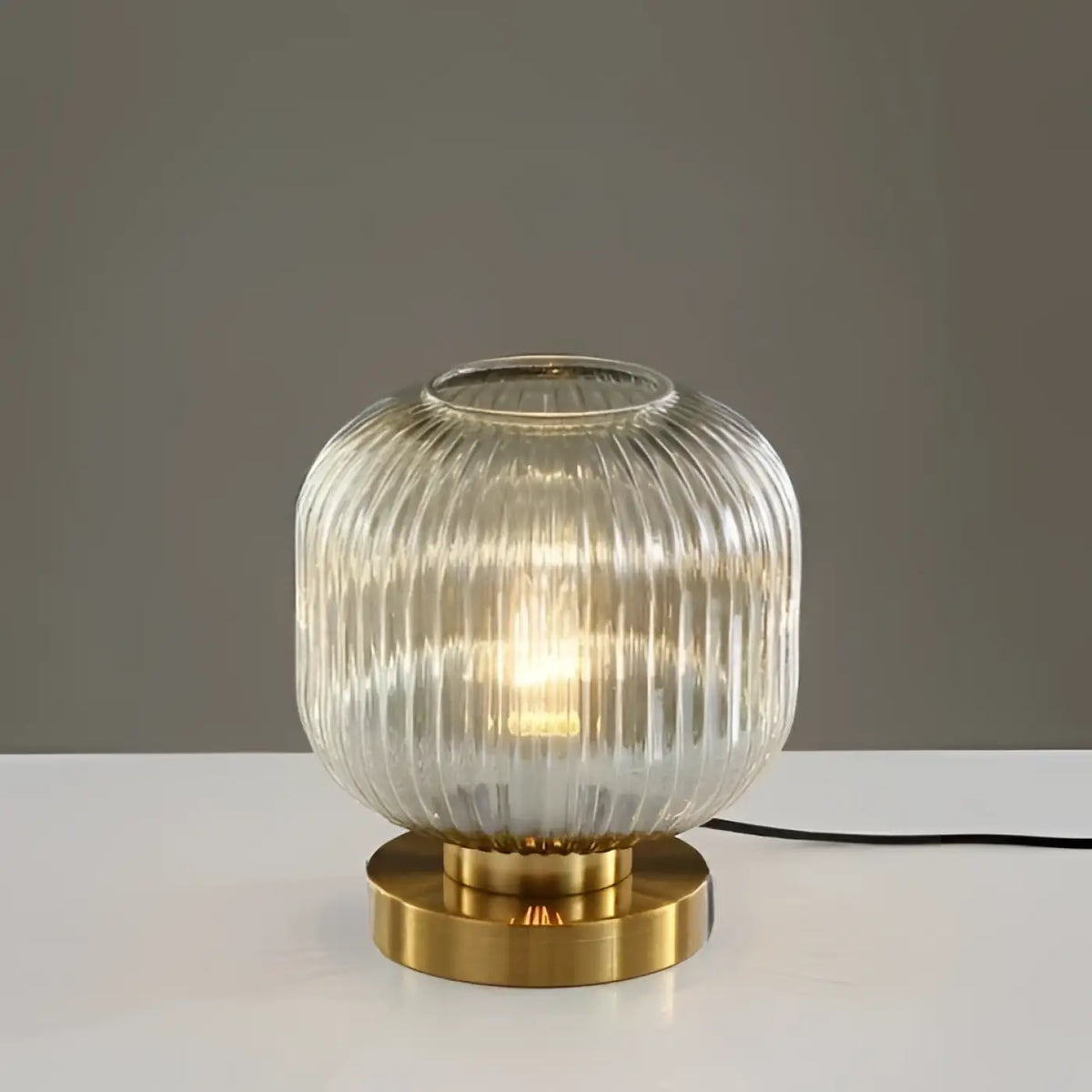 Lampe de table véty avec abat-jour en verre translucide côtelé et base en laiton poli sont-elles incluses piles sont-elles nécessaires